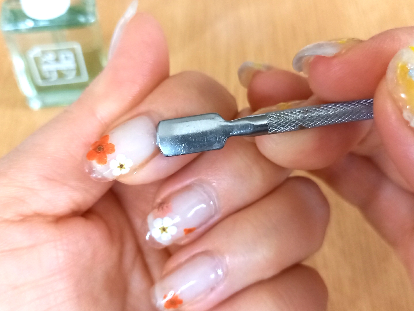 ウッドスティックでジェルを浮かせている様子