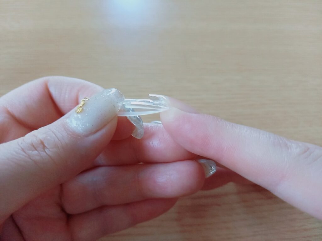 硬化後にサンドイッチチップを外す写真