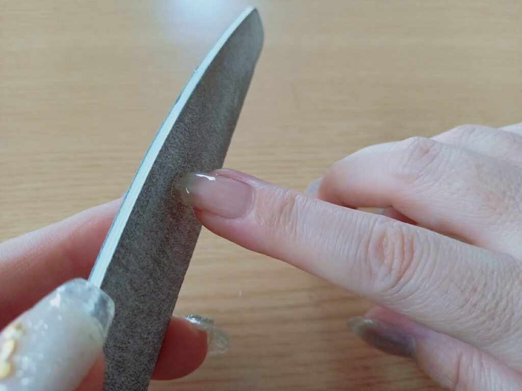 ネイルファイルで形を整える写真